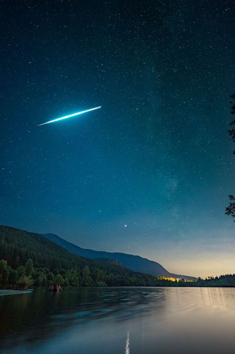 Caught This Incredible Exploding Meteor When I Went To Rattlesnake Lake In Washington, USA Last Weekend. Zoom In To See The Exact Moment It Explodes In Two Unreal Places, Dark Summer, Lake Washington, Surreal Photos, Lovely Places, Widescreen Wallpaper, Washington Usa, National Photography, Meteor Shower