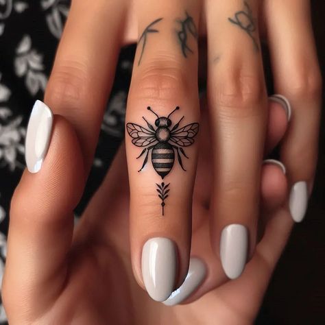 Gucci Bee Tattoo, Small Bee Tattoos, Small Dainty Tattoos, Tattoos Elegant, Small Bee Tattoo, Bee Tattoos, Gucci Bee, Sea Turtle Tattoo, Tattoo Finger