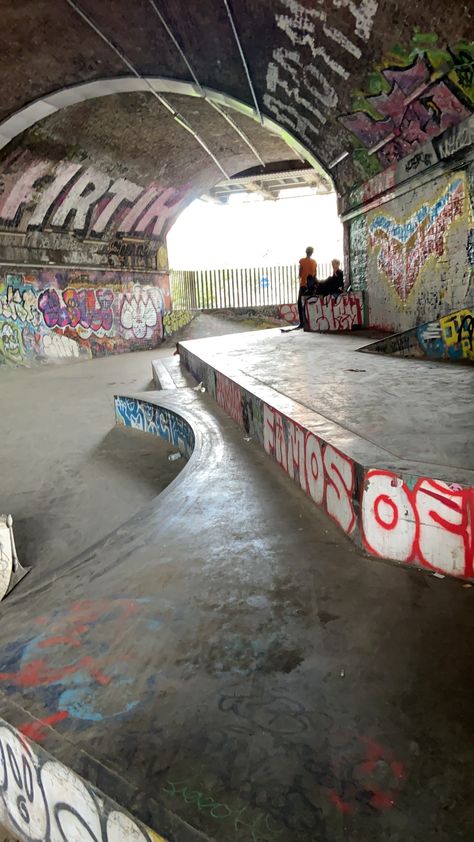 Abandoned Skate Park, Skate Park Graffiti, Skater Core, Spray Paint Wall, Graffiti Quotes, Skateboard Park, Skateboard Aesthetic, Graffiti Photography, Graffiti Tagging