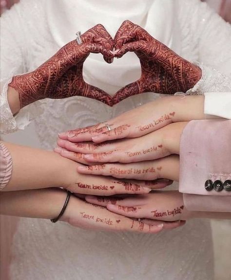 Mehndi Tags Ideas, Mendhi Photoshoot Poses, Bride Sister Mehndi Design, Bride Sister Mehndi, Sister Mehndi, Mehndi Design For Bride, Bride Best Friend, Mehendi Photoshoot, Mehendi Photography