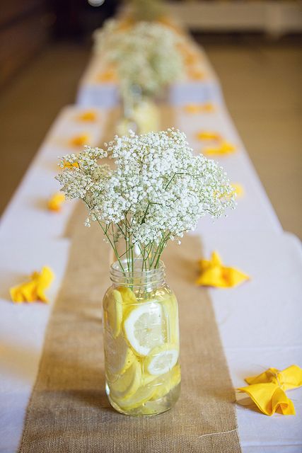 Cute and simple table setting with lemons and white flowers Simple Lemon Table Decor, Lemon Bridal Shower Table Setting, Citrus Table Setting, Dinner Table Setting Ideas Simple, Simple Birthday Table Set Up, Lemon Table Setting, Yellow Table Setting, Lemon Table Decor, Simple Table Setting