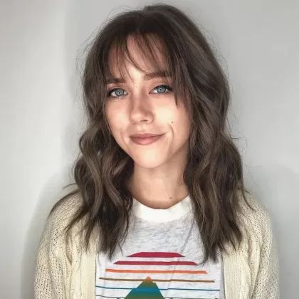 Wispy Bangs ist die perfekte Pony-Frisur, nach der alle verrückt sind! So cool sieht die Trendfrisur 2022 aus! Mid Length Hair With Bangs, Medium Haircuts With Bangs, Shoulder Length Hair With Bangs, Medium Length Hair With Bangs, Straight Hairstyles Medium, Medium Length Curly Hair, Layered Hair With Bangs, Wavy Hairstyles Medium, Bangs With Medium Hair