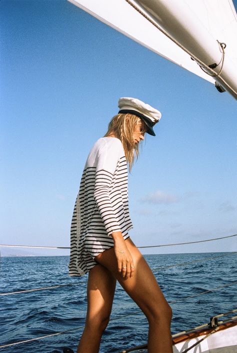 Estilo Gossip Girl, Yachts Girl, Ruffled Tops, Breton Stripes, Sailor Stripes, Street Style 2017, Nautical Stripes, Cute Spring Outfits, Americana Fashion