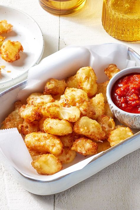 Real Wisconsin Fried Cheese Curds Parmesan Tots, Fried Cheese Curds Recipe, Deep Fried Cheese Curds, Cheese Curds Recipe, Wisconsin Cheese Curds, Fried Cheese Curds, Bar Snacks, Fried Cheese, Wisconsin Cheese