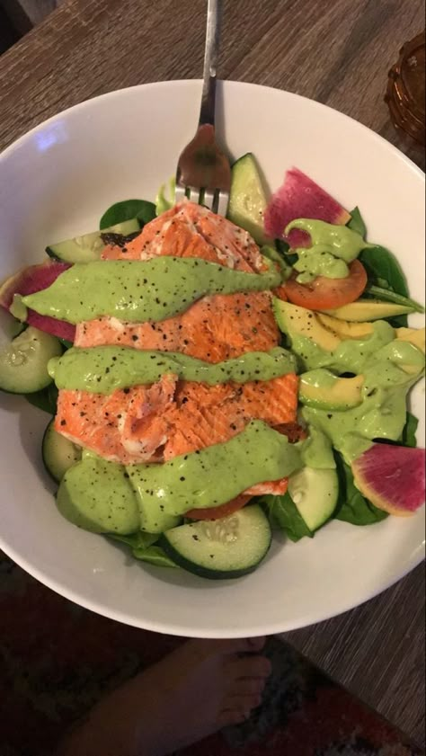 Food For Christmas, Salmon With Avocado, Salad With Avocado, Salmon Avocado, Yogurt Dressing, Salmon Salad, Healthy Food Motivation, Healthy Lifestyle Food, Food Choices