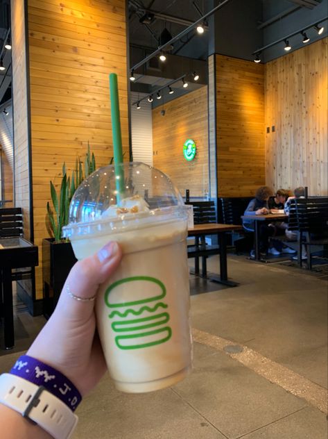 shake shack milkshake Yummy Alcoholic Drinks, Shake Shack, Peeta Mellark, Good Eats, Glass Of Milk, Ideas Style, Home Ideas, Alcoholic Drinks, Boston