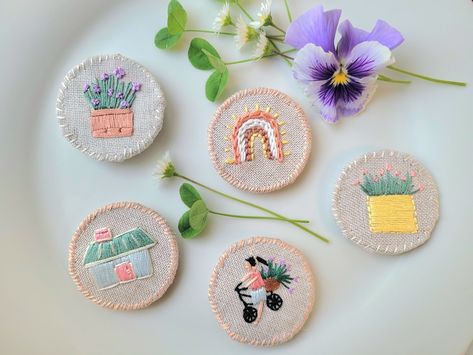 Embroidered Magnets, Bonnie Hunter Scrap Quilts, Magnet Crafts, Bonnie Hunter, Diy Embroidery Patterns, Summer Set, Diy Embroidery, Fridge Magnet, Scrap Quilts