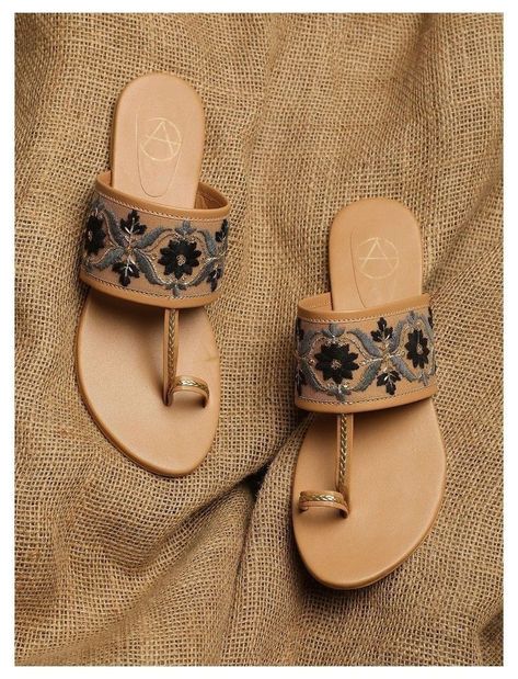 Jutti Punjabi, Bridal Sandals Heels, Indian Sandals, Bollywood Makeup, Flat Footwear, Heel Sandals Outfit, Fancy Sandals, Indian Shoes, Cape Fashion