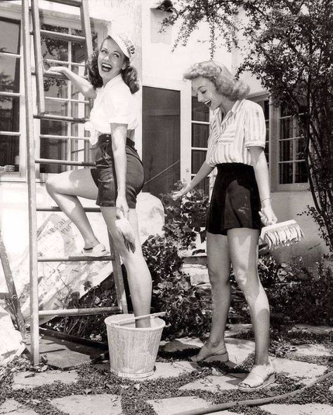 Ladies in Shorts From the 1940s 40s Mode, Vintage Thanksgiving, Look Retro, 40s Fashion, Vintage Life, Vestidos Vintage, 1940s Fashion, Moda Vintage, Look Vintage