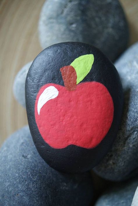 Apple painted rock Painted Rocks Ideas, Apple Food, Painted Rock Ideas, Painted Apple, Cute Message, Apple Painting, Diy Rock Art, Start Painting, Painted Rocks Kids