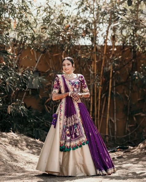 Marriage Chaniya Choli Design, Wedding Chaniya Choli Designs, Wedding Chaniya Choli Indian Fashion, Grahsanti Outfit For Bride, Colour Full Lehenga, Mandap Muhurat Outfit For Bride Gujarati, Gujarati Wedding Dress, Marriage Lehenga Indian Bridal, Ghatchola Sarees Blouse Design