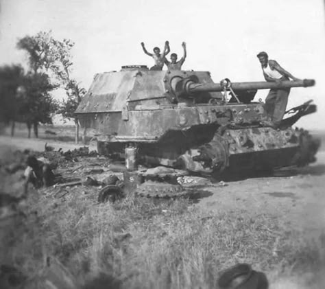 Destroyed Elefant Heavy Tank Destroyer #112 from 1.Kompanie Schwere Panzerjager Abteilung 653 in Italy in June 1944 Damaged Tanks, Combat Arms, Battle Damage, Panther Tank, Tank Destroyer, The Soldier, Ww2 Tanks, Military Units, German Tanks