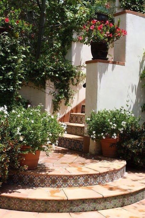 Amazing ideas on how to make a Mediterranean garden design | My desired home Spanish Patio, Spanish Courtyard, Mediterranean Garden Design, Spanish Garden, Mediterranean Living, Potted Flowers, Patio Tiles, Mediterranean Home Decor, Casas Coloniales