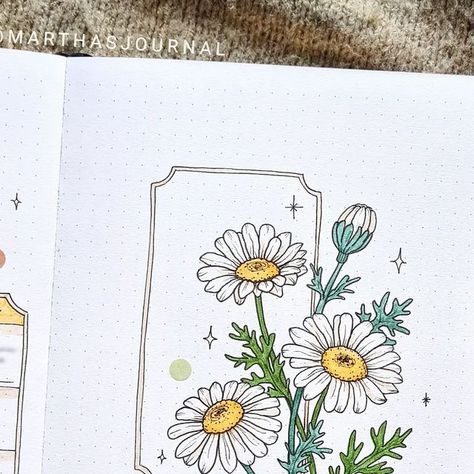 . ⊹ ｡*  ᴍᴀʀᴛʜᴀ ⊹ ｡･ . on Instagram: "🌼 August 🌼 The last month of summer needed a summery theme as well! • • • 🏷 #bulletjournal #bujo #bulletjournaling #planner #bujoideas #bujoinspo #bulletjournaladdict #bujobeauty #bujoinspiration #bulletjournalss #stationery #bulletjournalcommunity #planwithme #drawwithme #showmeyourplanner #discoverbulletjournal #lettering #bujomonthly #flowers #daisy #drawing #planwithme #art #design" Bujo Daisy Theme, Daisy Bullet Journal, April Calender, Journal 2025, Bujo Themes, Daisy Drawing, Boulet Journal, Cute Handwriting, August Flowers