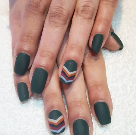 Green And Mustard Nails, Nail Designs September, Green Geometric Nails, Gel Matte Nails, Green Matte Nails Design, Mat Nails Ideas, Matte Green Nails Design, Matte Nail Ideas, Green Manicure