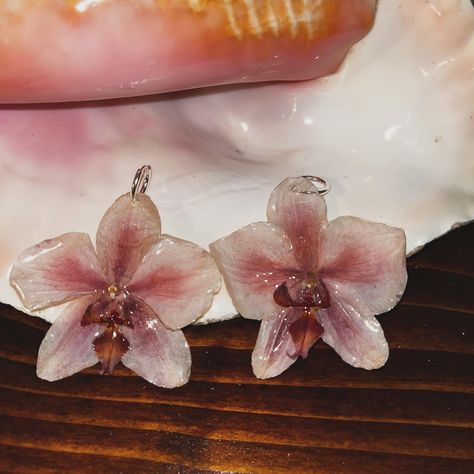 Ahhh these are my favorite orchid earrings I’ve made yet! They give summer, blush, sunrise, girly, lipgloss, etc.. They’re truly for the girls girls ☺️ Pretty Jewellery Earrings, Girly Lipgloss, Cute Girly Things, Orchid Aesthetic, Summer Blush, Look 80s, Ethereal Jewelry, Orchid Earrings, Flowers Earrings