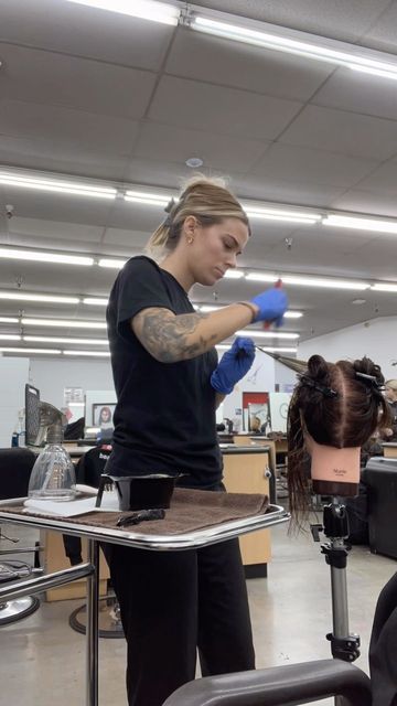 Cosmotology School Asthetic, Cosmatolagist Aesthetic Hair, Beauty School Aesthetic, Cosmetology School Aesthetic, Unisex Hairstyles, Cosmetology Aesthetic, Beauty School Graduation, Hairstylist Aesthetic, Hairstylist Career