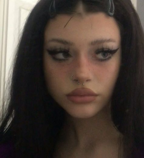 Baby Doll Makeup, Dark Makeup Looks, Cool Makeup Looks, Doll Makeup, Goth Makeup, Dark Makeup, Makeup Obsession, Baddie Makeup, Grunge Makeup