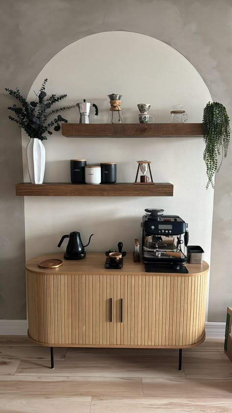 Home Decor Coffee Bar, Wooden Coffee Corner, Small Coffee Bar Ideas Office, Japandi Coffee Station, Japandi Coffee Corner, Japandi Coffee Bar, Black Coffee Bar Ideas, Tea Corner Ideas Small Spaces, Coffe Corners Design