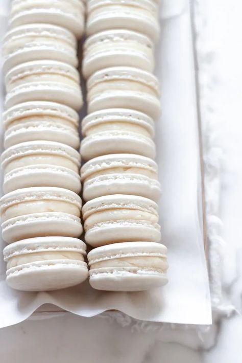 White Macaroons, Macaroon Recipe, French Meringue, French Macarons Recipe, Italian Buttercream, How To Make Macarons, Table Buffet, French Macaron, Macaroon Recipes