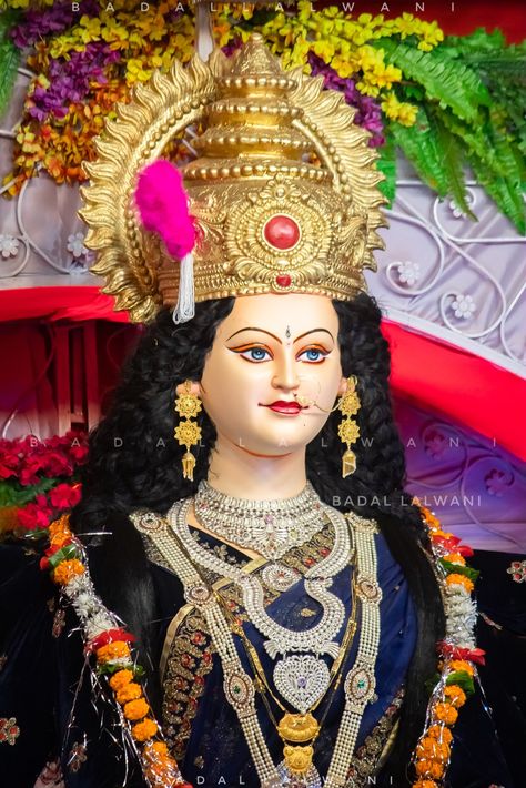 Navratri Background, Maa Sherawali, Navratri Pictures, Durgamma Photos, Durga Navratri, Navratri Wallpaper, Durga Puja Kolkata, Durga Photo, Gorgeous Bridal Makeup