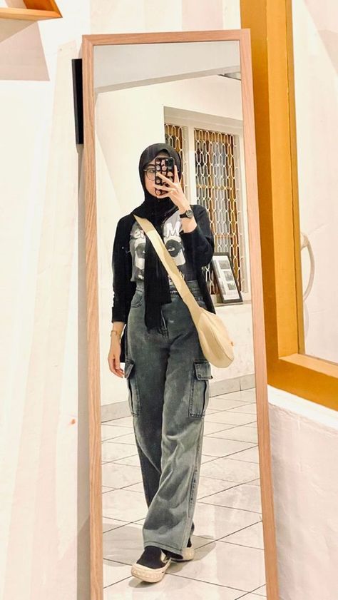 #outfitinspo #ootdinspo #ootdhijab #outfithijab #mixnmatch #ootdselebgram #outfitselebgram Outfit Konser, Outfit Ideas Hijab, Ootd Hijab Simple, Outfit Ngampus, Celana Kargo, Hijab Jeans, Ootd Simple, Ootd Poses, Ootd Hijab Casual