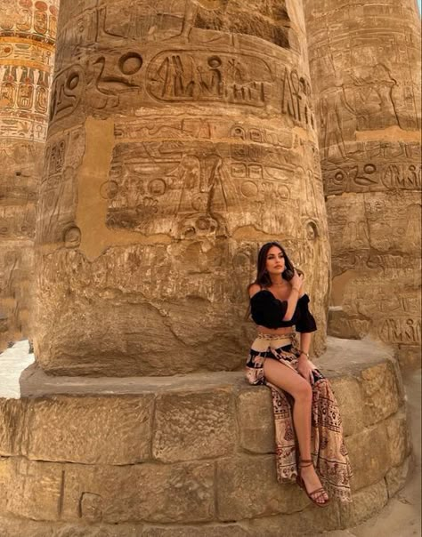 Egyptian Outfit Ideas, Dubai Outfits Ideas, Dubai Gold Bangles, Cairo Pyramids, Egypt Outfits, Aesthetic Desert, Dubai Outfit, Safari Sunset, Dubai Photography