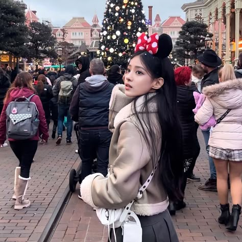 Disney Outfits Women Winter, Disney Outfits Winter, Disney Winter Outfits, Disneyland Outfit Winter, Disney Poses, Disney Outfits Women, Japan Outfits, October Outfits, Disney Photo Ideas