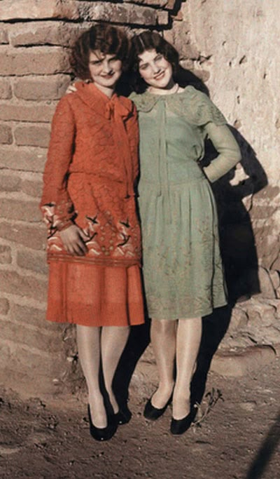 Two Flappers -Photo - 1928 Mexico - National Geographic 1920s Outfit, 1920s Flapper Girl, Radium Girls, Flapper Girls, 1920s Fashion Women, Decades Fashion, 1920s Women, Fashion 1920s, 1920s Outfits