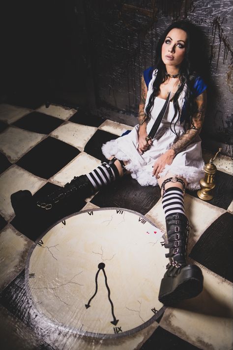 Emo Alice In Wonderland, Dark Alice In Wonderland Photoshoot, Alice Madness Costume, Alice And Wonderland Photoshoot, Alice Madness Returns Costume, Scary Alice In Wonderland Costume, Alice Return To Madness, Goth Alice In Wonderland, Alice Photoshoot