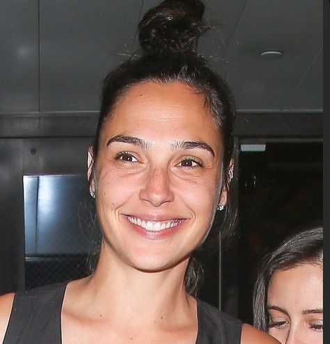 Gal Gadot Makeup Looks, Gal Gadot No Makeup, Gadot Gal, Celebs Without Makeup, Makeup Photos, Gal Gardot, Gal Gadot Wonder Woman, Honey Hair, Gisele Bundchen