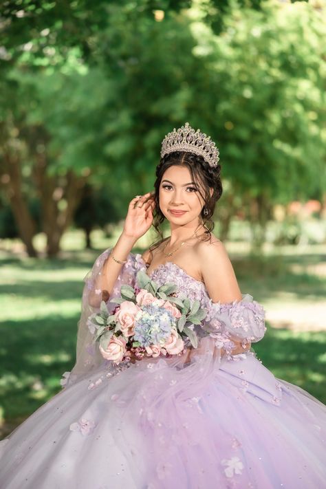 Stunning Quinceanera poses with her beautiful flower bouquet and purple dress with amazing details at the Sacramento Central Park for photo session after church ceremony before the Sebastian Ranch celebration by wedding and portrait photographer based in Sacramento CA Quince Poses Photo Shoots Picture Ideas, Quincenera Photo Shoot Poses, Quinceañera Poses Ideas, Quince Picture Poses, Quinceanera Poses Photo Shoots, Sweet 16 Photo Ideas, Quinceanera Photoshoot Poses, Quince Poses Photo Shoots, Quince Court Pictures