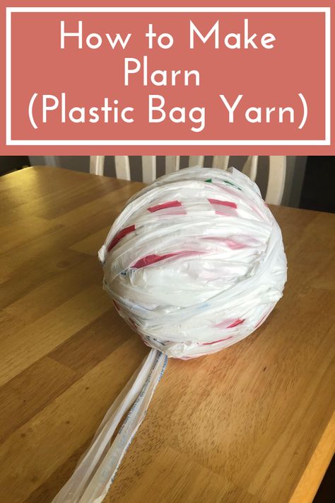 Finally put all those extra plastic bags lying around to use while helping the environment by making plarn- plastic bag yarn! You can make all sorts of neat things with plarn and this tutorial shows you how. Plarn Tutorial, Plarn Projects Crochet, Crochet Plastic Bags, Plarn Bags, Plastic Bag Yarn, Plastic Bags Diy, Plarn Crochet, Plarn Projects, Beanie Weenies