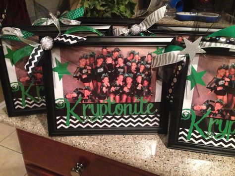 Cheer Frames Diy, Cheer Picture Frames Diy, Cheerleading Team Photos, Cheer Gifts Diy, Cheerleading Team Pictures, Nca Cheer, Basketball Cheer, Cheer Team Pictures, Cheer Photos