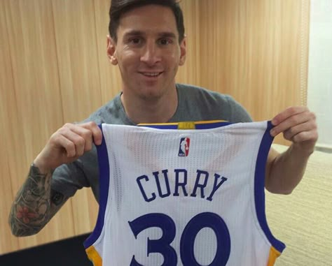 Stephen Curry Sends Lionel Messi a Gift For Reaching 30 Million Instagram Followers Curry 3, Steph Curry, Leo Messi, Stephen Curry, Nba Players, Golden State Warriors, Golden State, Lionel Messi, Fc Barcelona