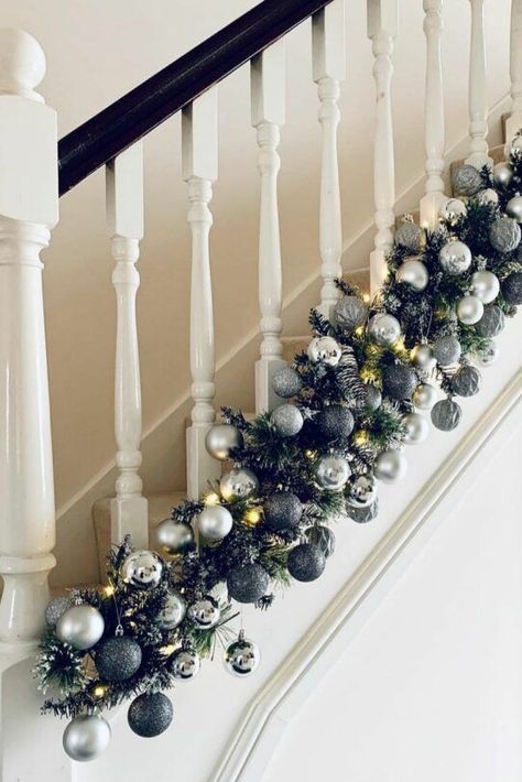 Christmas Garland Ideas For Stairs, Xmas Staircase Decor Railings, Xmas Banister Ideas, Gorgeous Christmas Decor, Bannister Decorations Christmas, Staircase Decorations For Christmas, Stair Landing Christmas Decor, Xmas Stairs Decorations, Banister Decorations For Christmas