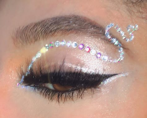 Glitter Eye makeup look - Aesthetic eyeshadow look #makeup #glittereyes #eyemakeup #euphoria #aesthetic #euphoriamakeup Euphoria Glitter Makeup, Euphoria Glitter, Aesthetic Eyeshadow, Diamond Makeup, Euphoria Aesthetic, Concert Makeup, Makeup 2018, Cute Eye Makeup, Rave Makeup