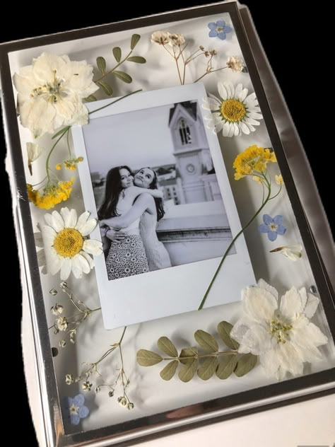 Picture Frame With Flowers, Flower Polaroid, Polaroid Gift, Box Decoration Ideas, Frame Anniversary Gift, Flower Photo Frame, Pressed Flowers Frame, Cute Picture Frames, Pressed Flower Frame