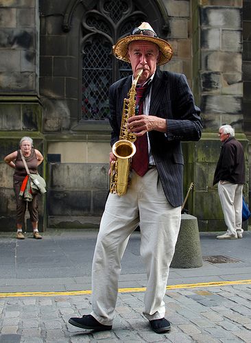 People Life Photography, Poses For Drawing Reference, Street Musicians, Saxophones, Street Musician, Jazz Art, People Figures, Street Life, Human Reference