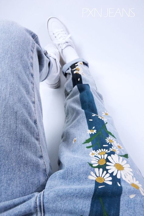 Denim Pants Painting Ideas, Butterfly Painted Jeans, Hand Painted Jeans Diy Ideas, Painted Jeans Flowers, How To Paint Jeans, Painting Pants Diy, Denim Painting Ideas, Pants Painting Ideas, Drawn On Jeans