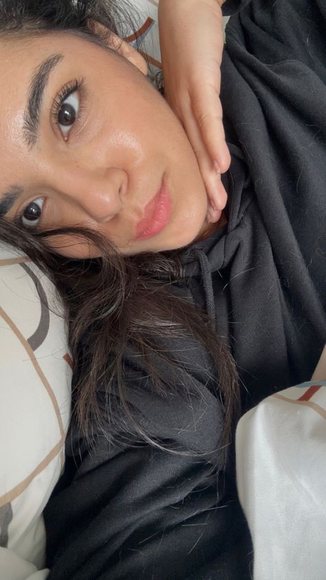 selfie in bed On The Bed Selfie, Bed Pictures Woman Selfie, Genesis Lopez Bed Selfie, Bed Pictures Woman, On Bed Selfie, Laying In Bed Selfie Pose, Sleeping Selfie, Selfie On Bed, In Bed Selfie