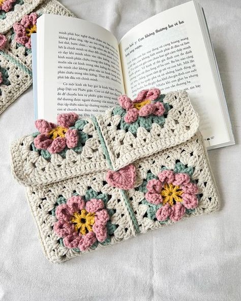 Macrame Book Sleeve, Crochet School Accessories, Book Bag Crochet, Crochet Book Bag, Back To School Crochet, Crochet Blanket Scarf, Crochet Book Sleeve, Garden Full Of Flowers, Book Crochet