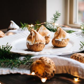 holiday desserts Chocolate Cream Puffs, Christmas Food Photography, Chocolate Cream Puff, Food Photography Inspiration, Chocolate Caliente, Xmas Food, Think Food, Köstliche Desserts, Cream Puffs