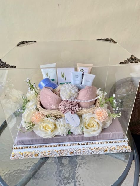 Hantaran Aesthetic, Box Hantaran, Hantaran Ideas, Kotak Hantaran, Zoo Crafts, Hantaran Pernikahan, Wedding Ides, Best Groomsmen Gifts, Wedding Gift Pack