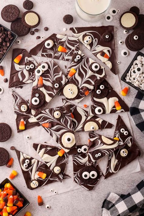 Boo Bark, Halloween Chocolate Bark, Halloween Bark Recipes, Halloween Candy Bark, Eyeballs Halloween, Halloween Bark, Halloween Candies, Chocolate Halloween, Candy Eyeballs