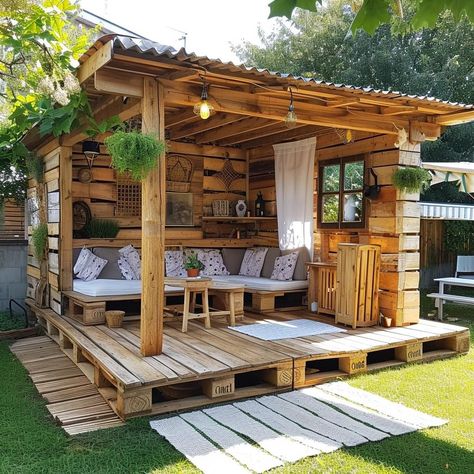 Wooden Garden Furniture Ideas, Gazebo From Pallets, Backyard Hut Ideas, Diy Pallet Gazebo, Wooden Hut Design, Wood Pallet Projects Outdoor, Pallet Gazebo Ideas, Pallet Playground, Pallet Fort