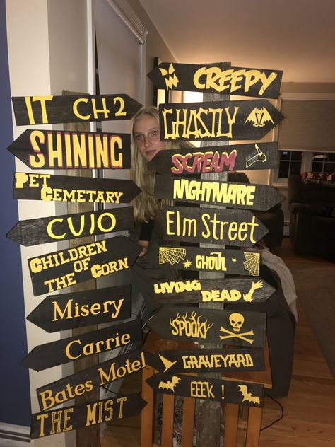 Stephen King Birthday Party, Stephen King Party Ideas, Stephen King Themed Party, Stephen King Halloween Decorations, Halloween Wood Signs Front Porches, Stephen King Party, Stephen King Birthday, Hollywood Theme Party Decorations, Horror Themed Party