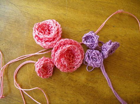 Knitted Flower Large and Small Holiday Knitting Patterns, Knitted Flower Pattern, Knitting Needles Sizes, Yarn Stash, Knitted Flowers, How To Start Knitting, Circular Knitting Needles, Circular Knitting, Knitting Accessories