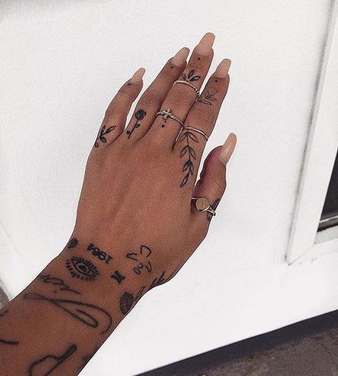 Tatouage mains : ces inspirations repérées sur Pinterest pour être stylée jusqu’au bout des doigts ! Thumb Tattoo, Thumb Tattoos, Tiny Finger Tattoos, Small Finger Tattoos, Tato Henna, Finger Tats, Hand And Finger Tattoos, Ring Finger Tattoos, Small Girl Tattoos