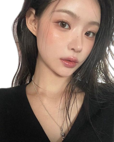 Peachy Asian Makeup, Natural Chinese Makeup, Everyday Makeup Asian, Asian Makeup Looks Natural, Idol Makeup Korean, Igari Makeup Look, Brown Korean Makeup, Southeast Asian Makeup, No Lashes Makeup Look